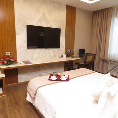 Lords Plaza Surat Hotel Exterior foto