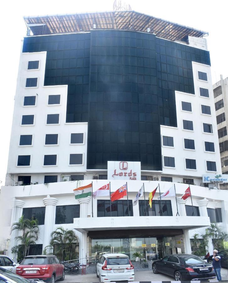 Lords Plaza Surat Hotel Exterior foto
