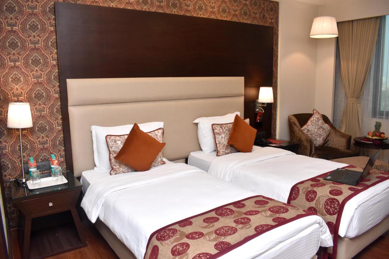 Lords Plaza Surat Hotel Exterior foto