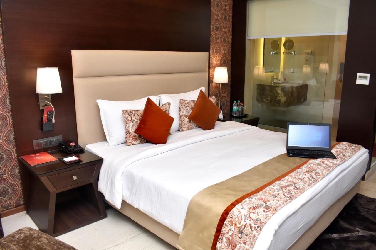 Lords Plaza Surat Hotel Exterior foto