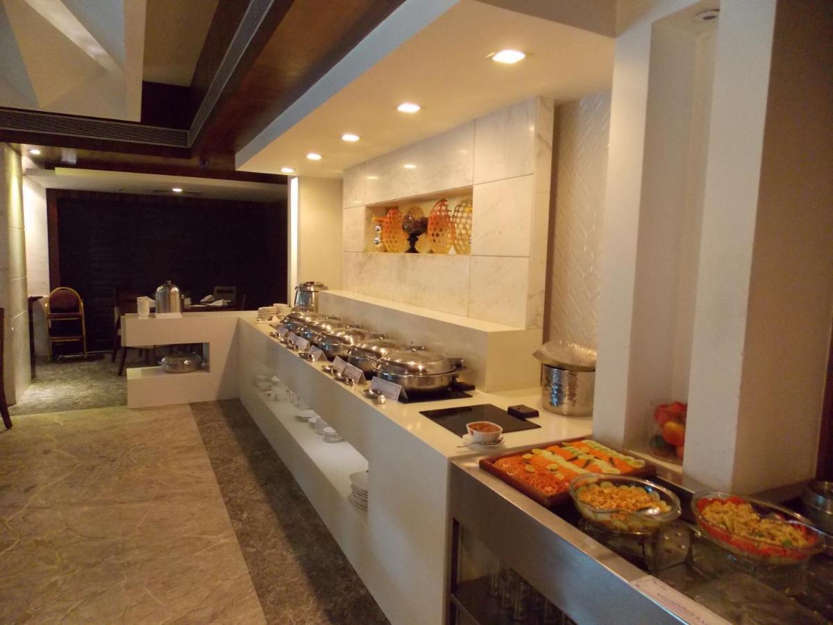 Lords Plaza Surat Hotel Exterior foto
