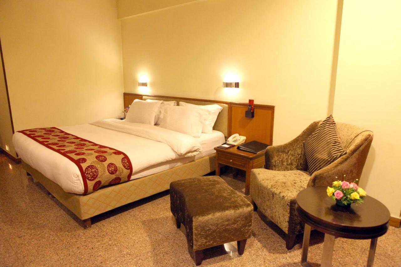Lords Plaza Surat Hotel Exterior foto