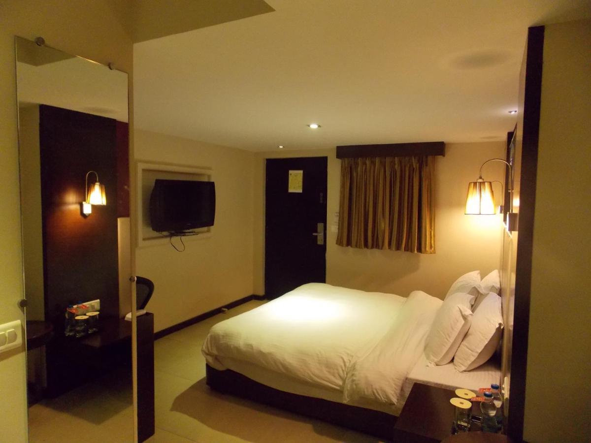 Lords Plaza Surat Hotel Exterior foto