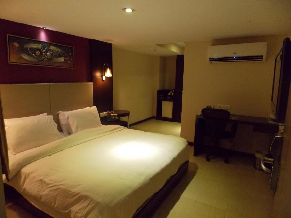 Lords Plaza Surat Hotel Exterior foto