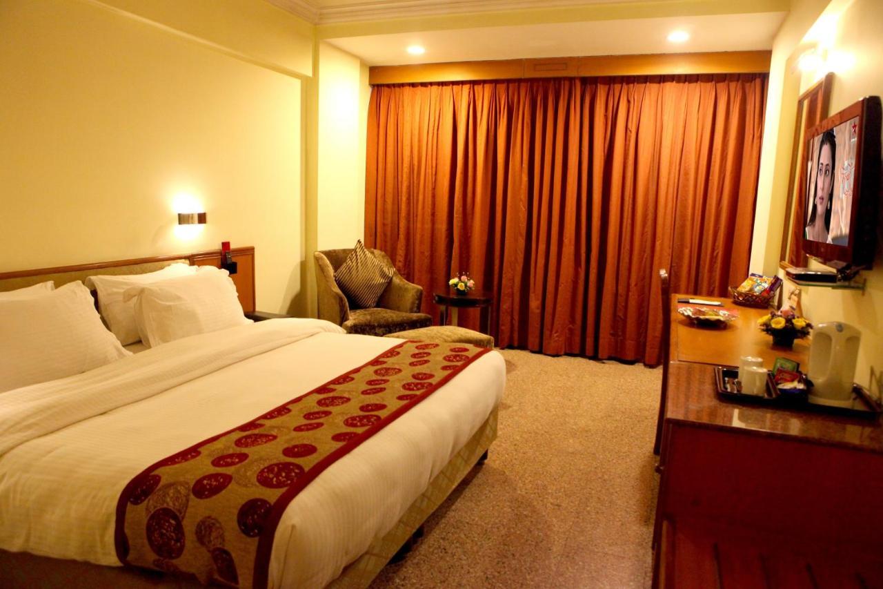 Lords Plaza Surat Hotel Exterior foto