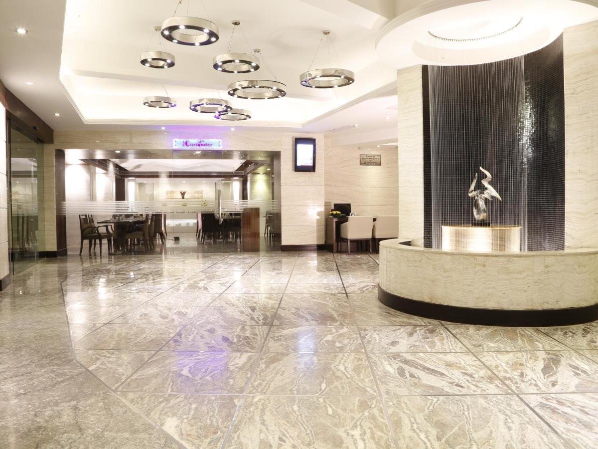 Lords Plaza Surat Hotel Exterior foto