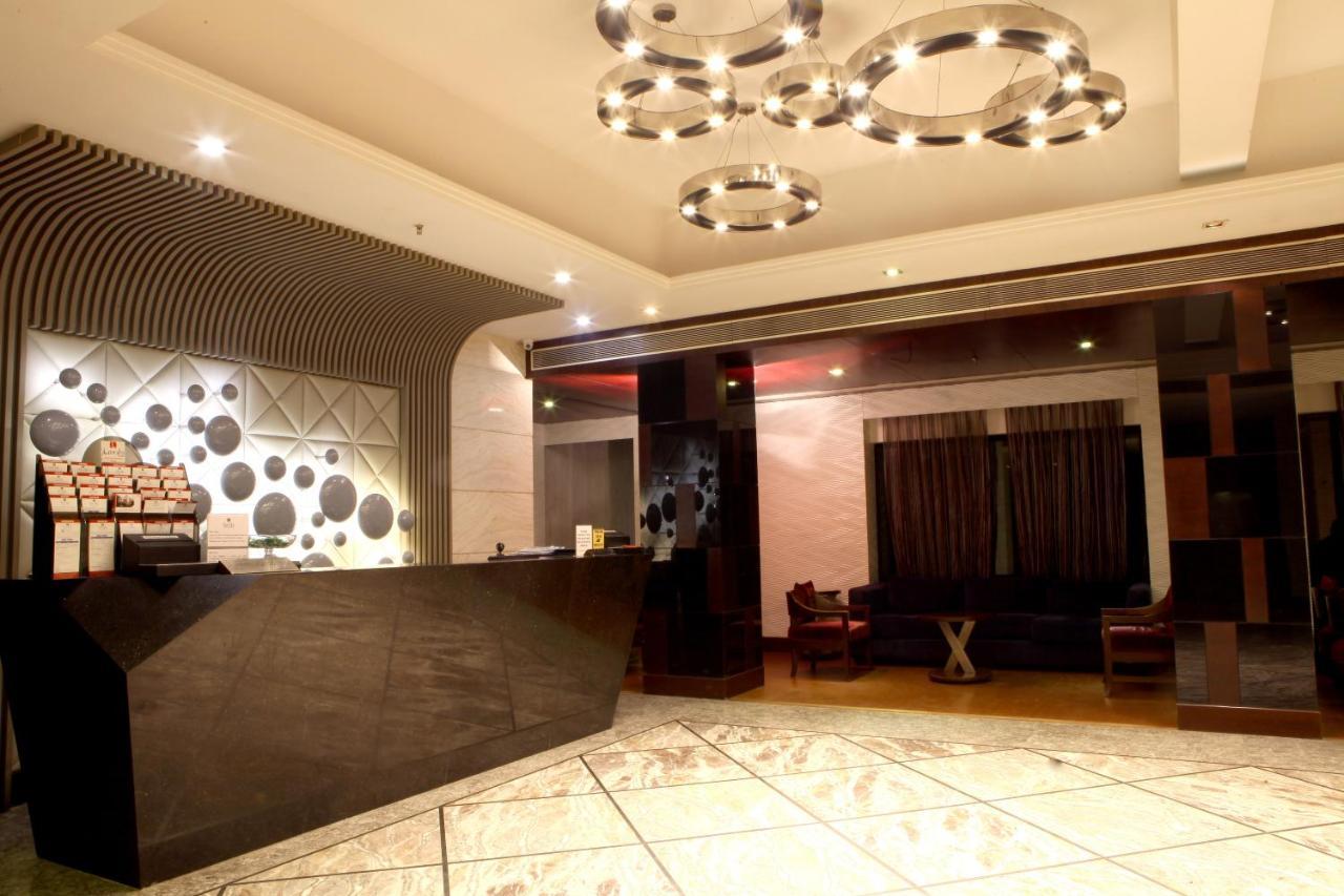 Lords Plaza Surat Hotel Exterior foto
