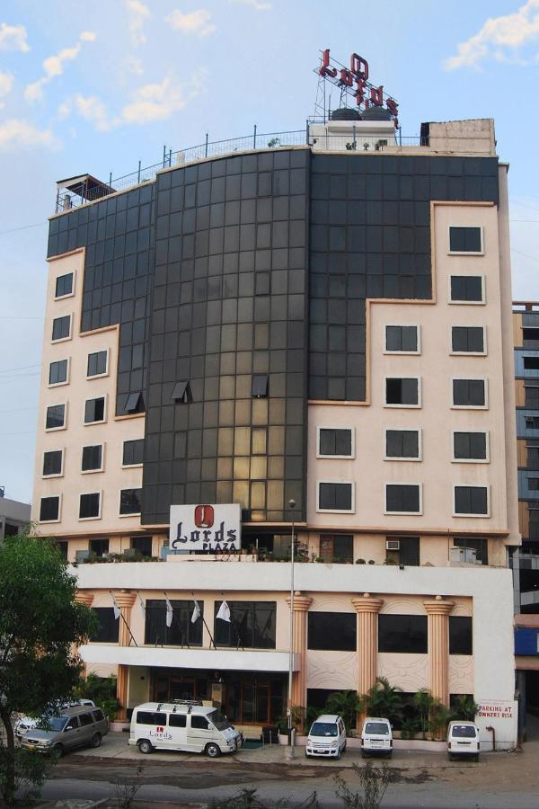 Lords Plaza Surat Hotel Exterior foto
