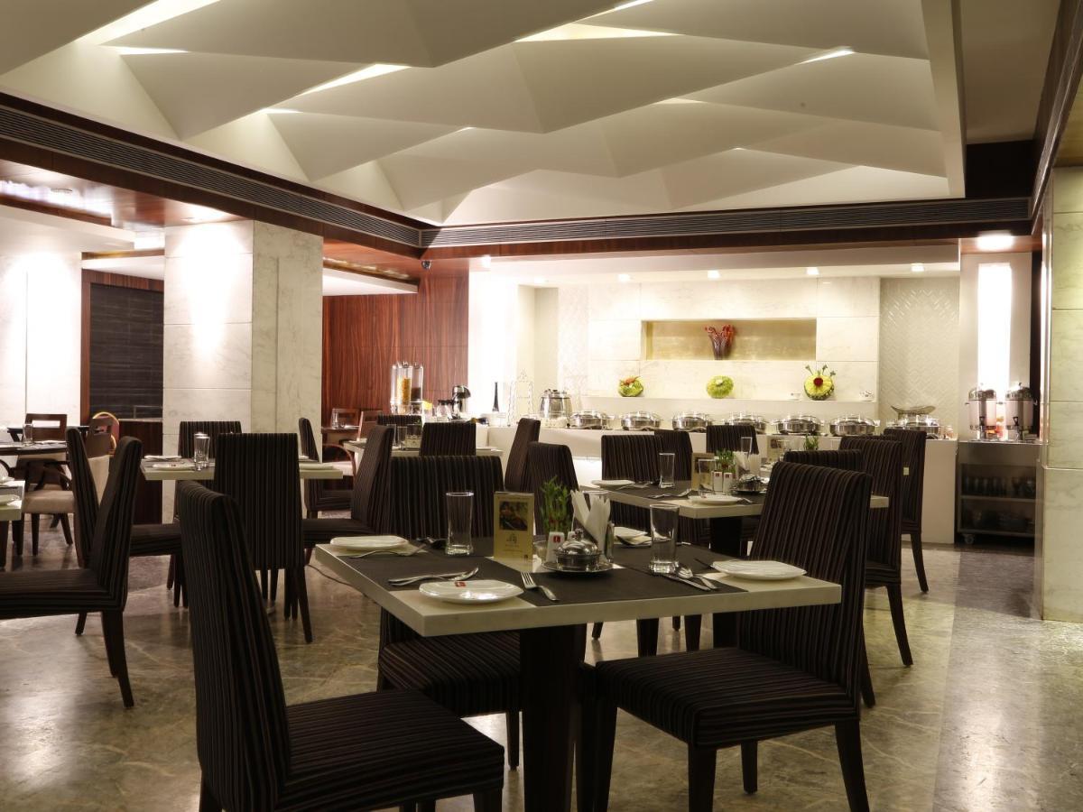 Lords Plaza Surat Hotel Exterior foto
