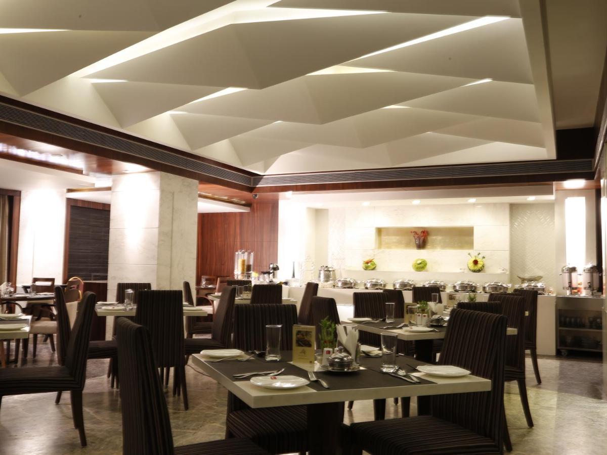 Lords Plaza Surat Hotel Exterior foto