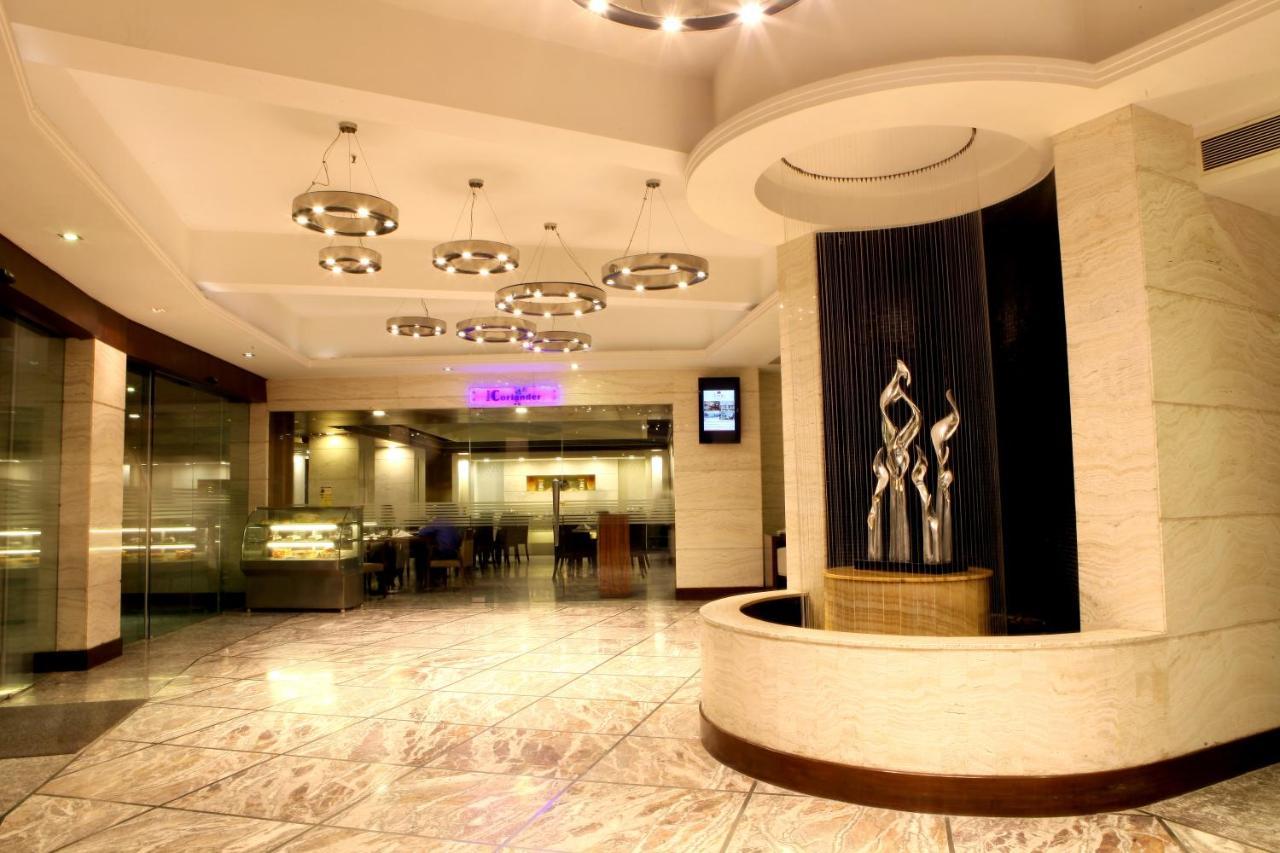 Lords Plaza Surat Hotel Exterior foto