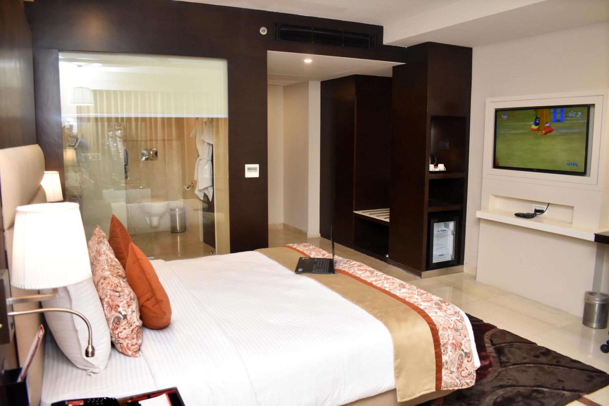 Lords Plaza Surat Hotel Exterior foto