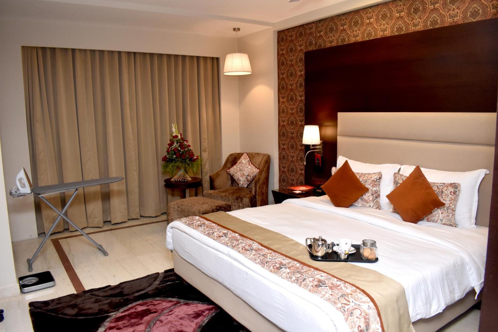 Lords Plaza Surat Hotel Exterior foto