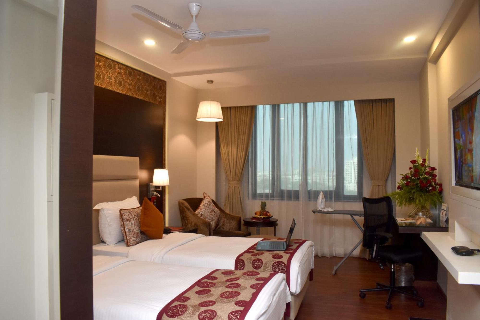 Lords Plaza Surat Hotel Exterior foto
