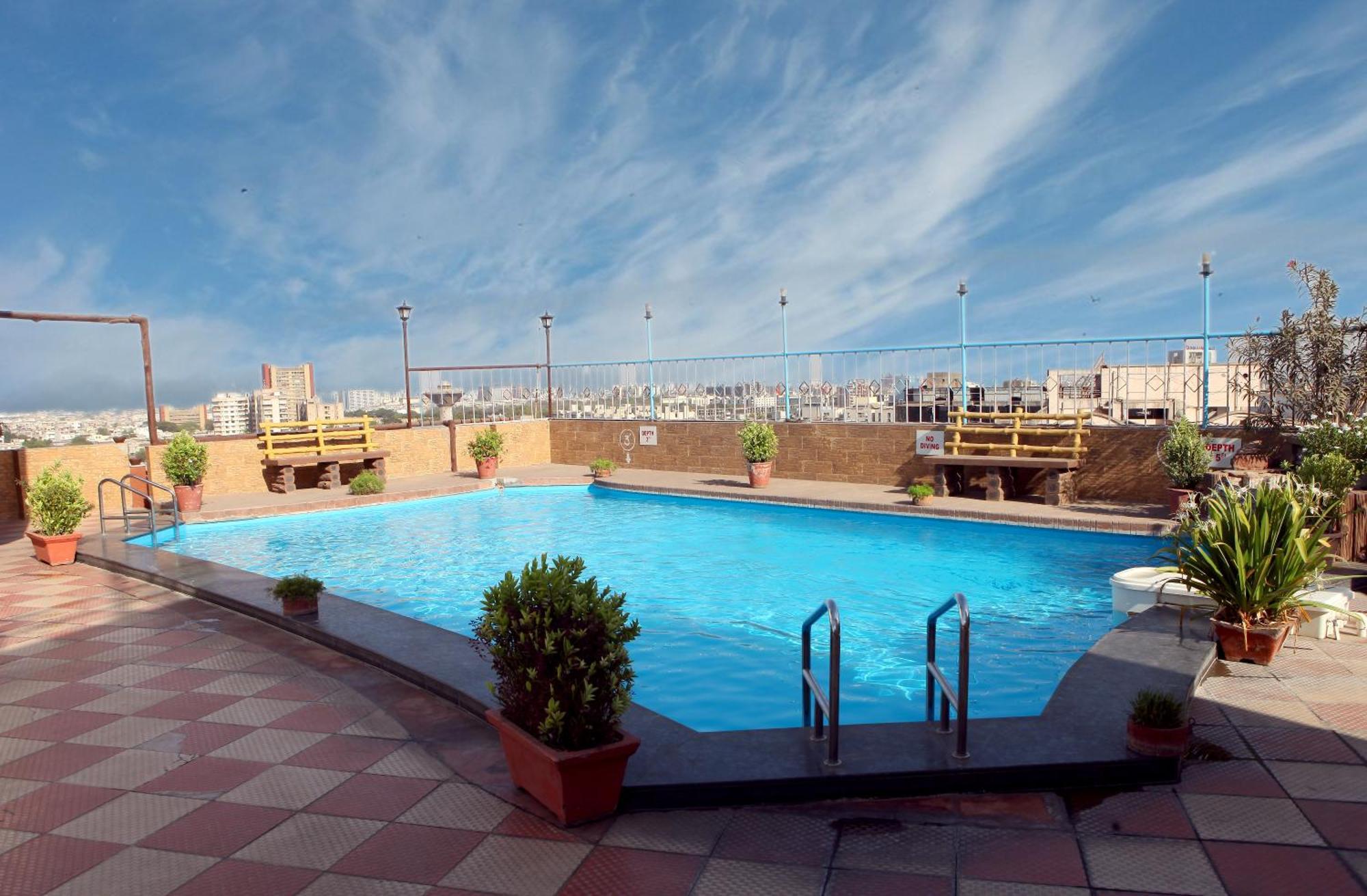 Lords Plaza Surat Hotel Exterior foto