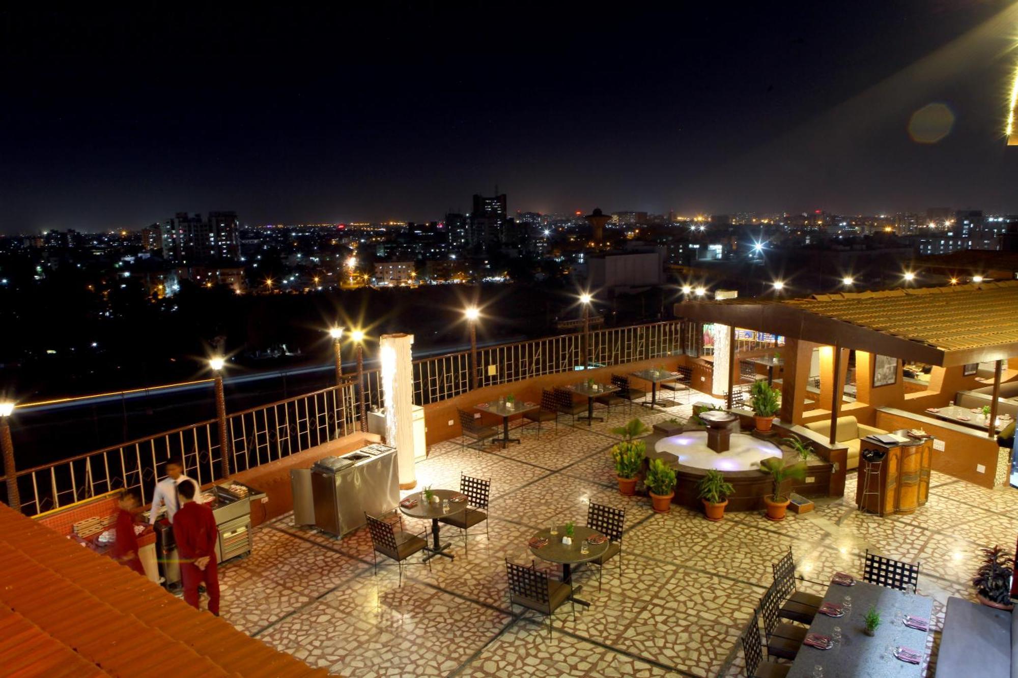 Lords Plaza Surat Hotel Exterior foto