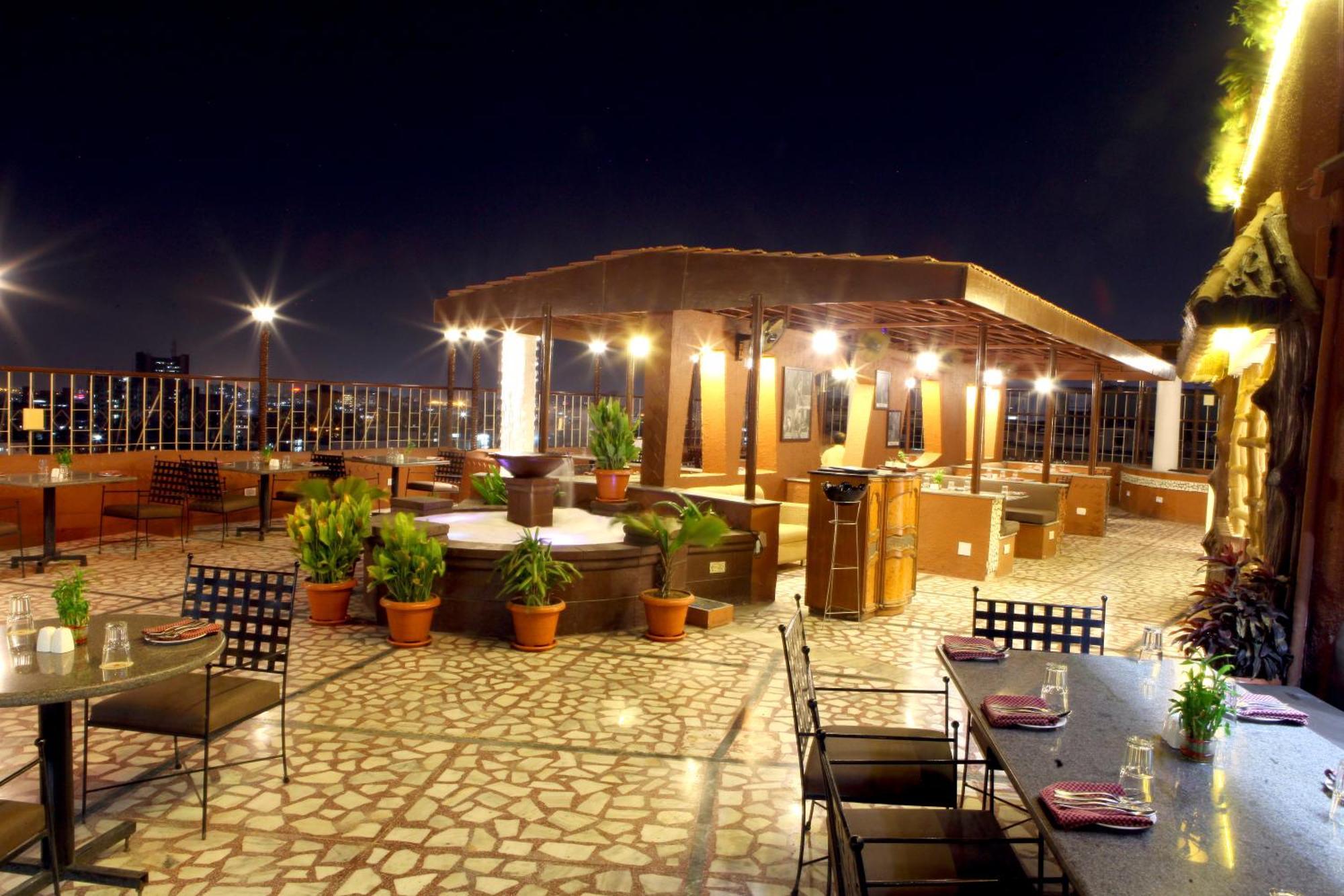 Lords Plaza Surat Hotel Exterior foto