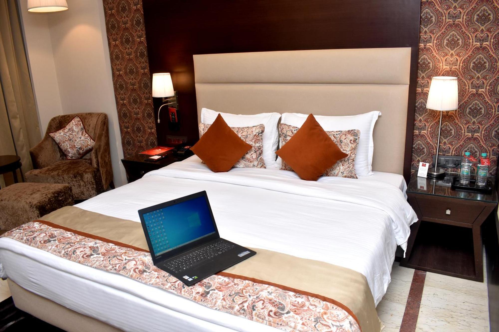 Lords Plaza Surat Hotel Exterior foto