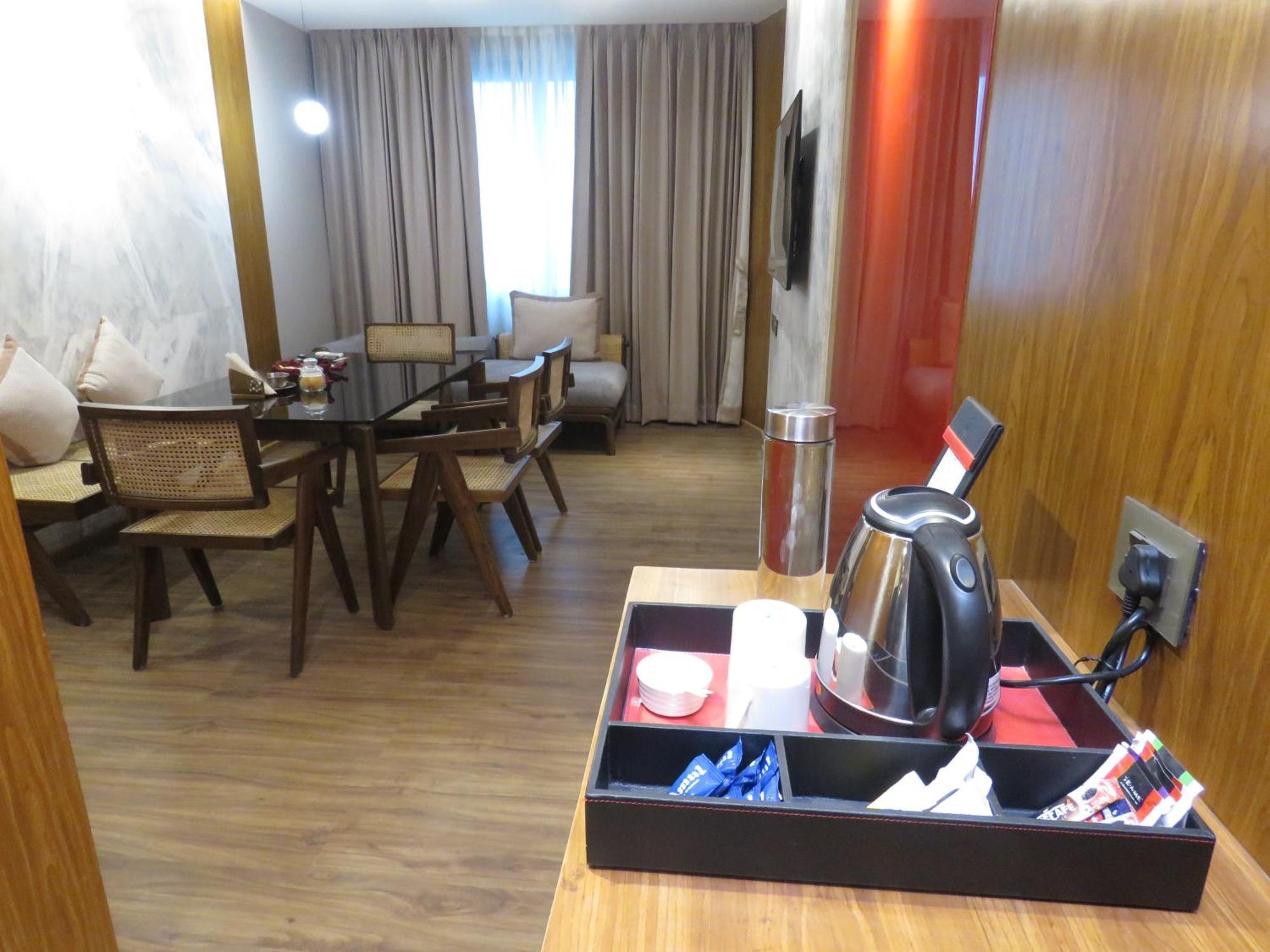 Lords Plaza Surat Hotel Exterior foto
