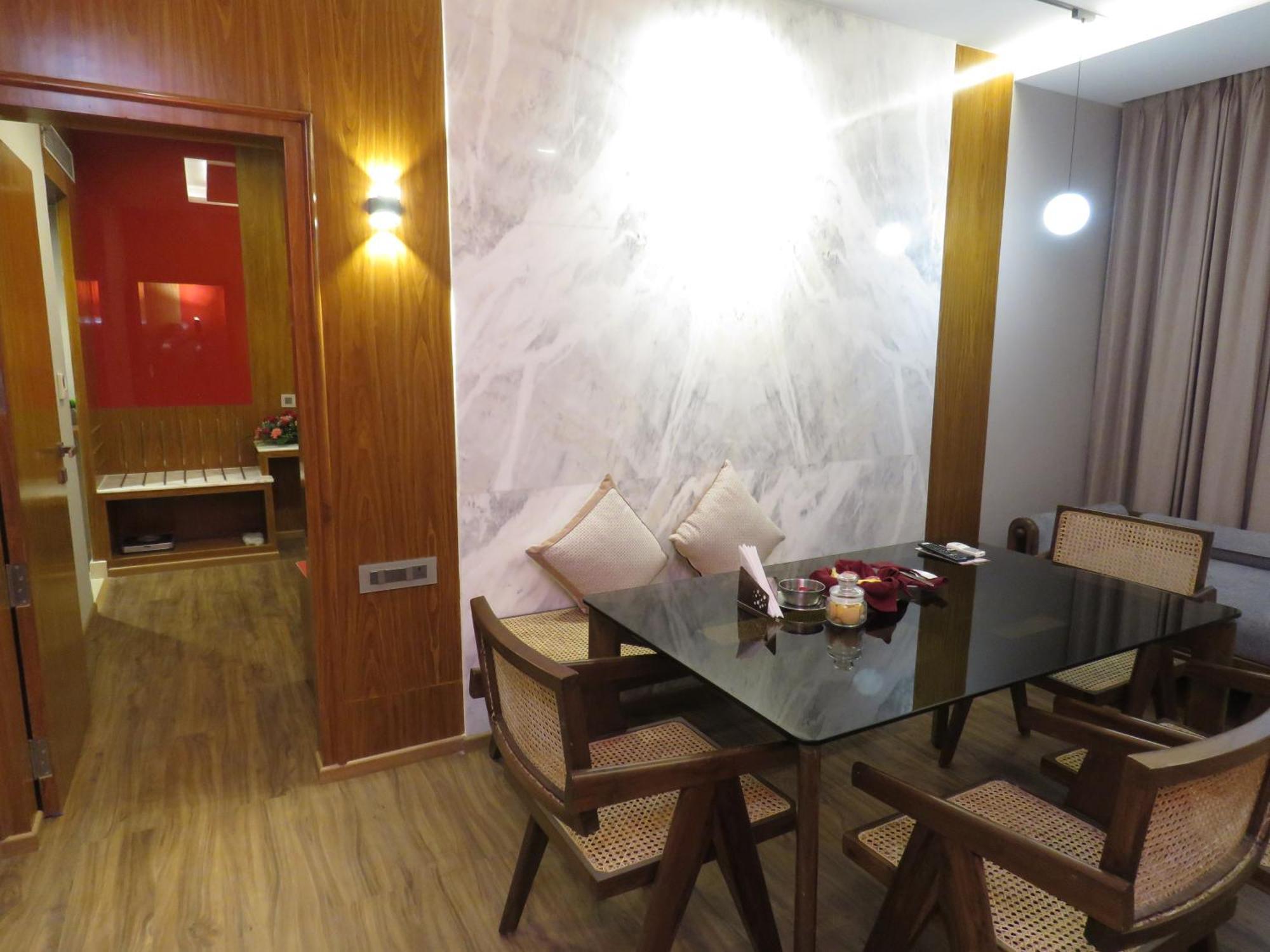 Lords Plaza Surat Hotel Exterior foto