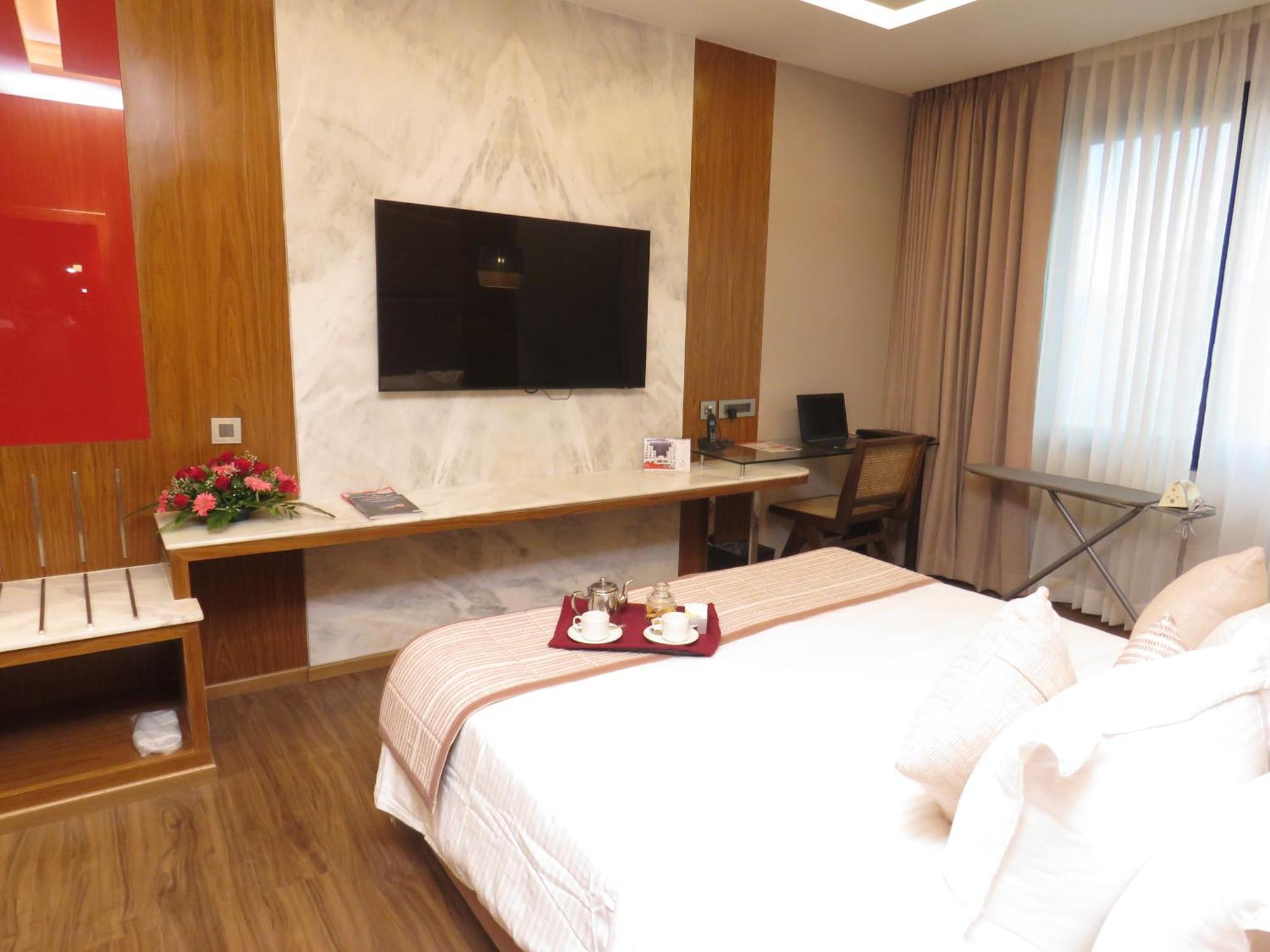 Lords Plaza Surat Hotel Exterior foto