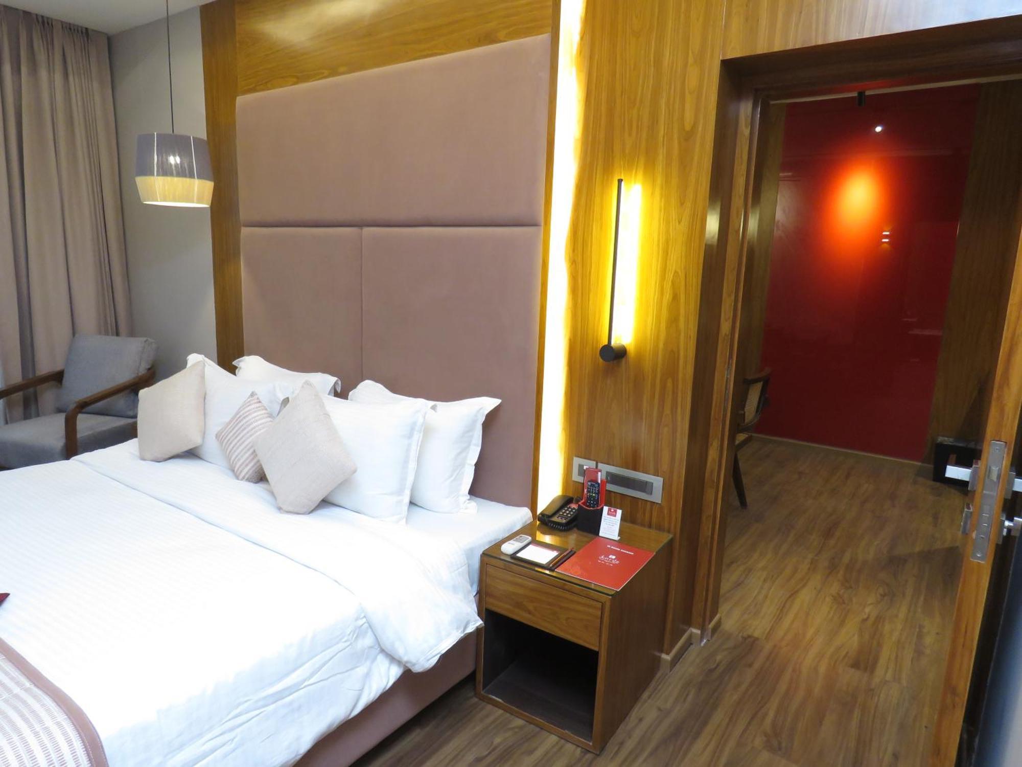Lords Plaza Surat Hotel Exterior foto