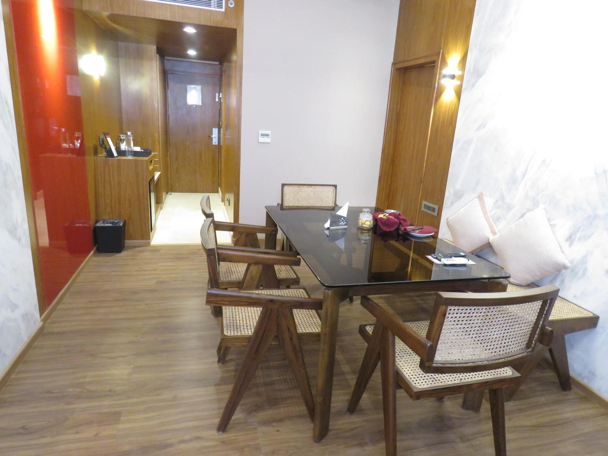 Lords Plaza Surat Hotel Exterior foto