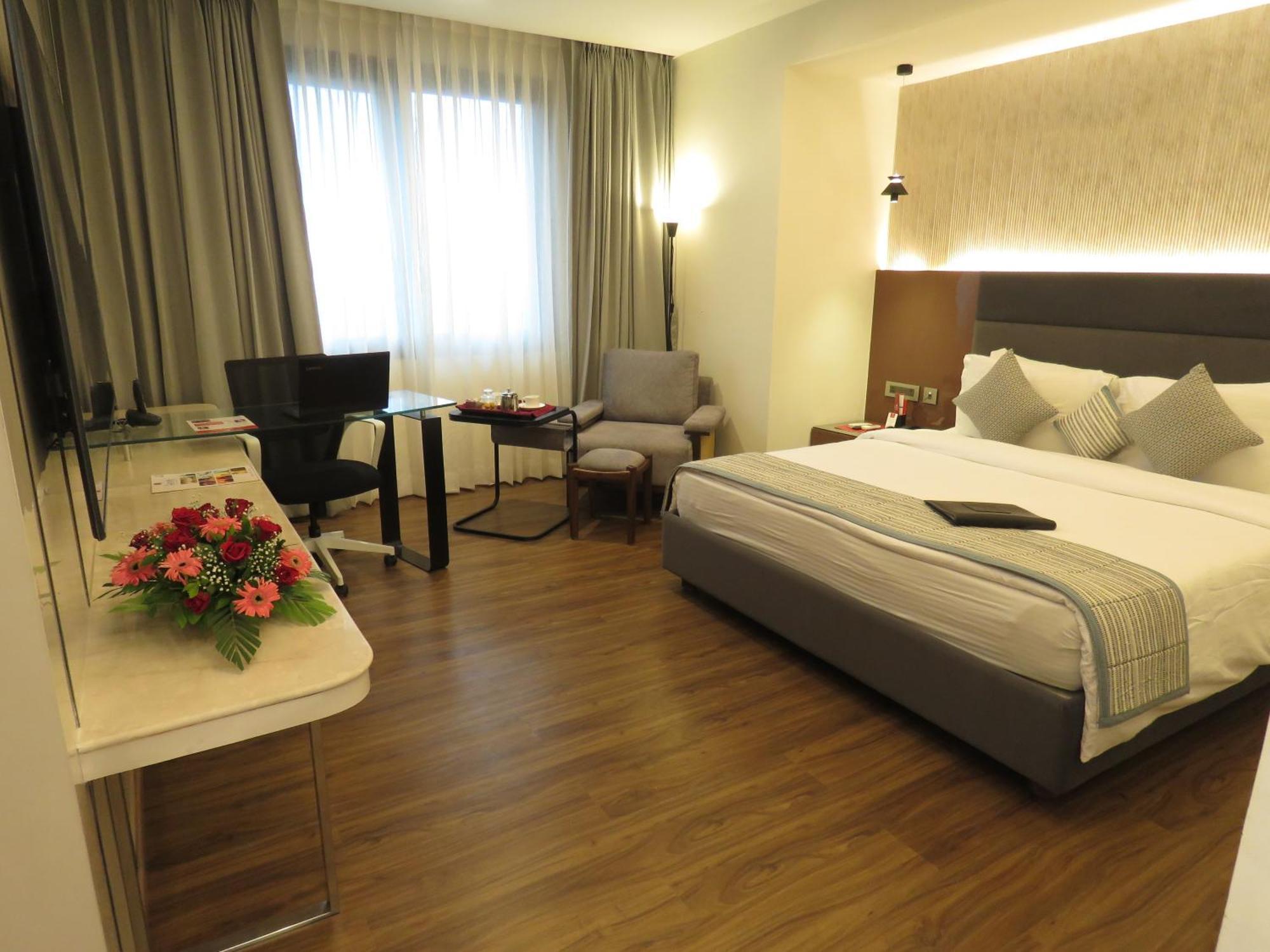 Lords Plaza Surat Hotel Exterior foto