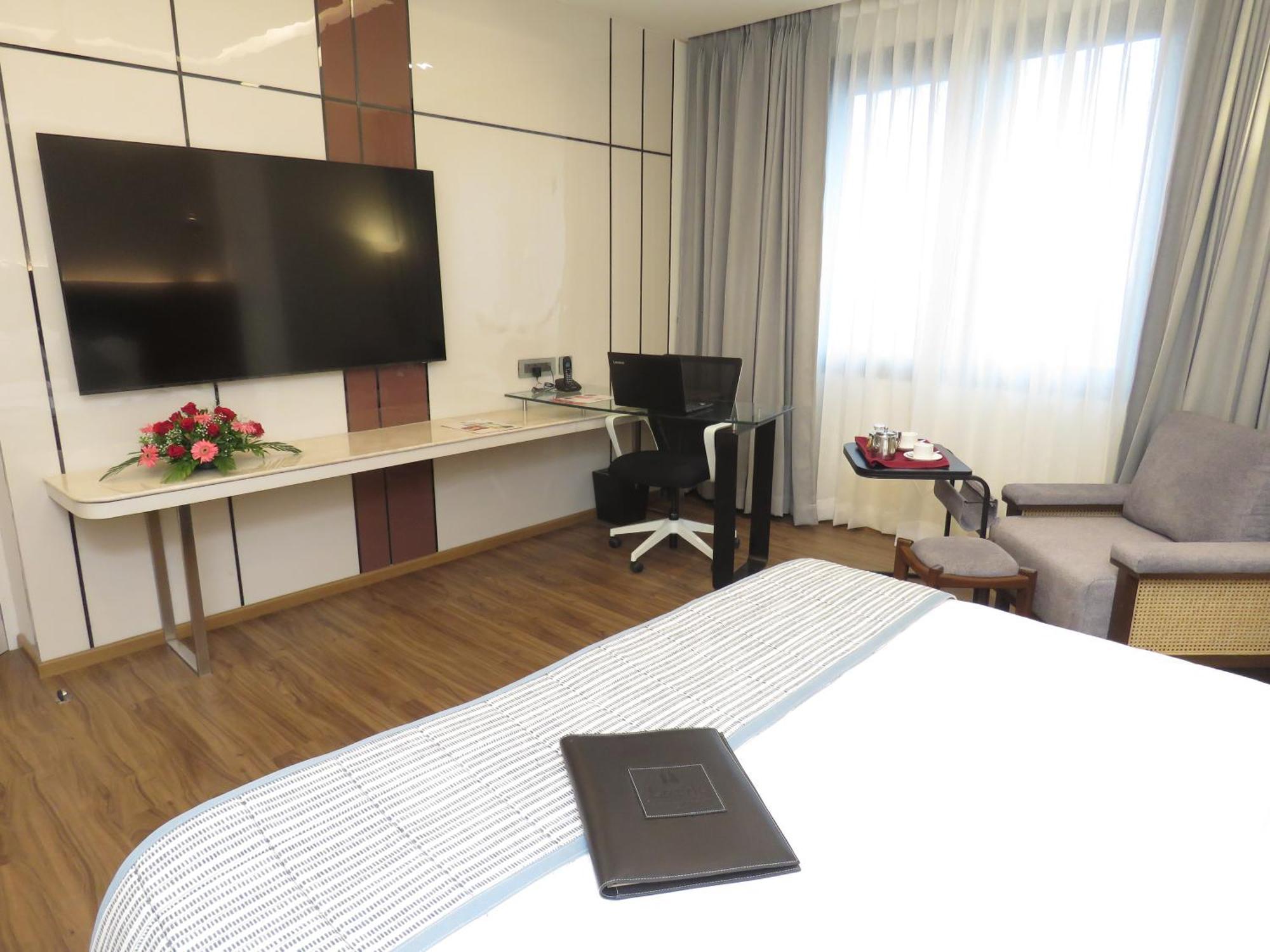 Lords Plaza Surat Hotel Exterior foto