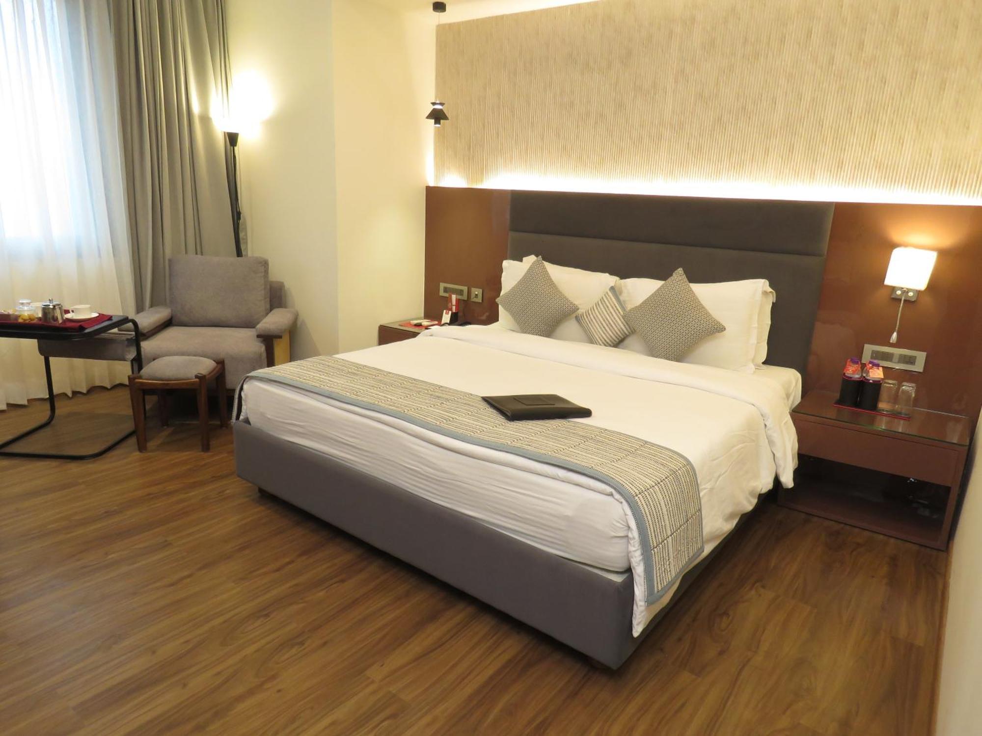 Lords Plaza Surat Hotel Exterior foto