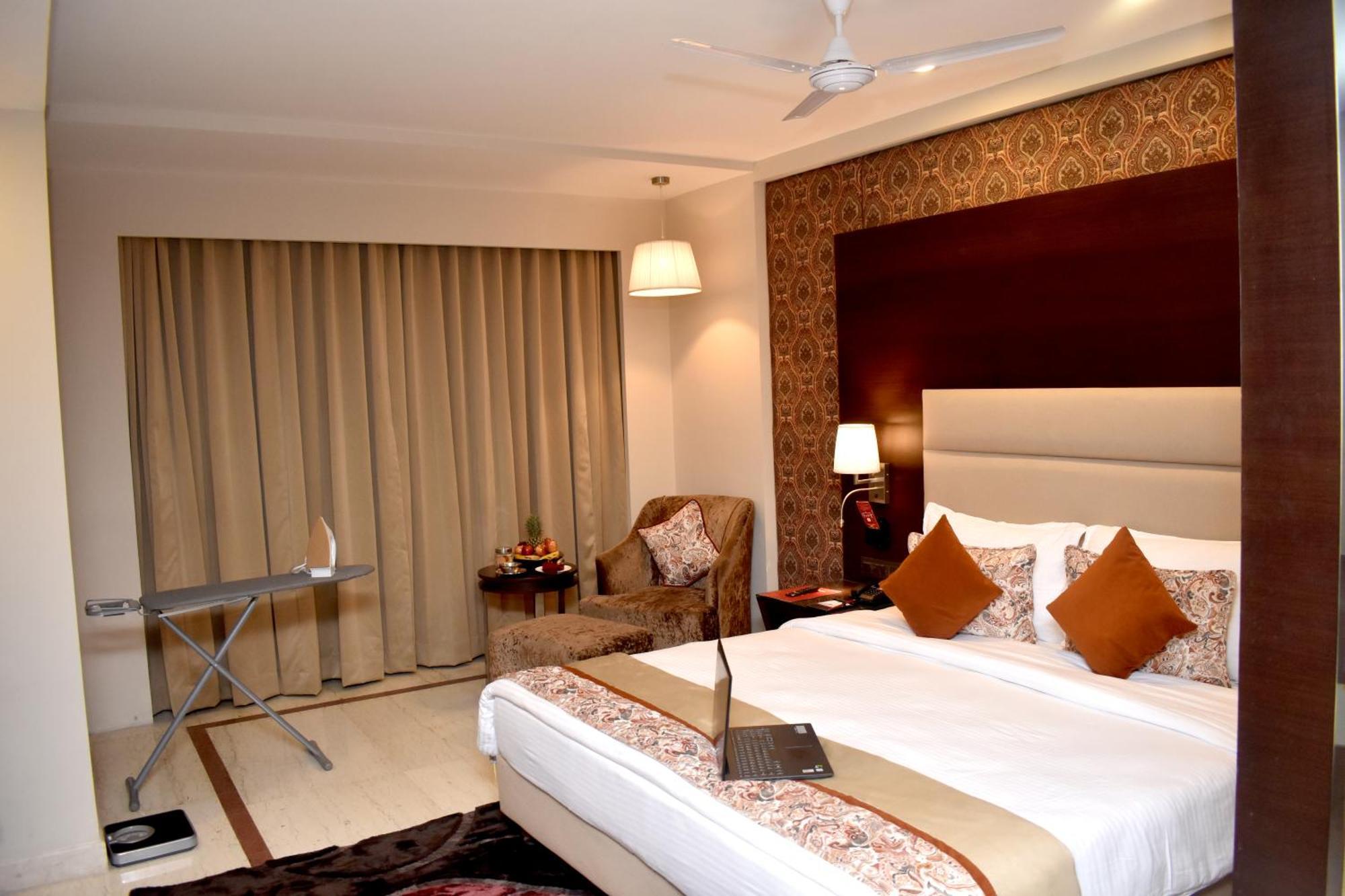 Lords Plaza Surat Hotel Exterior foto
