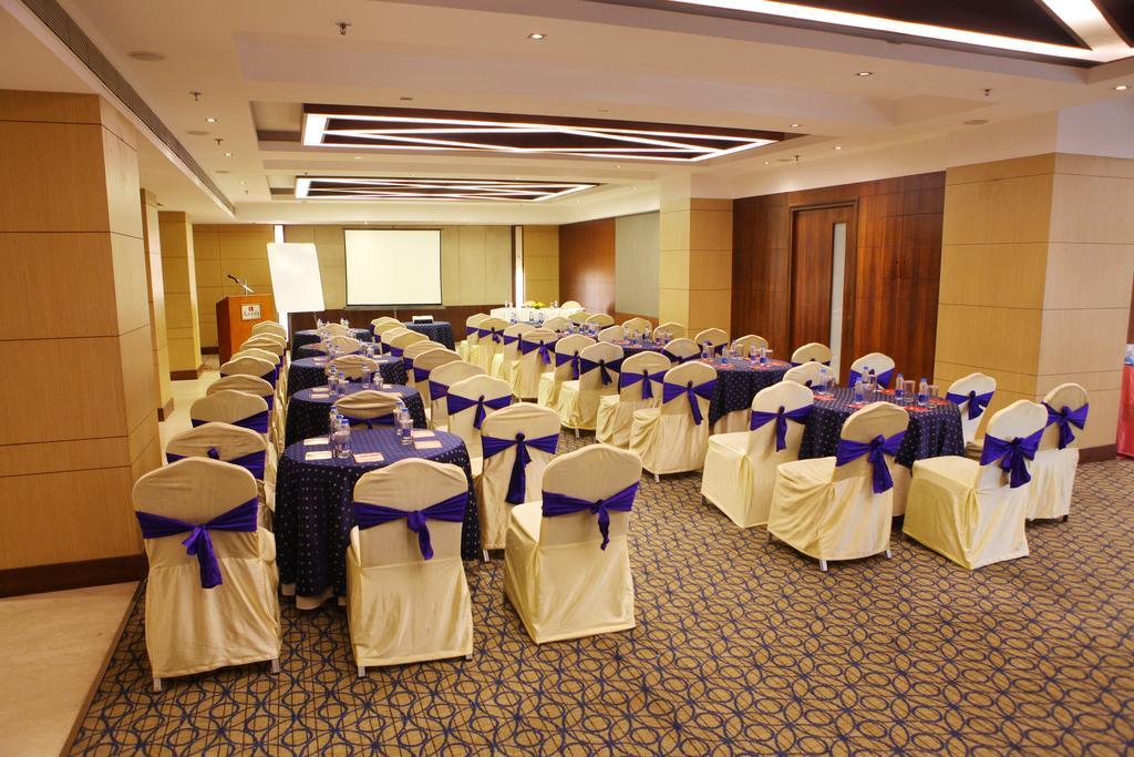 Lords Plaza Surat Hotel Exterior foto