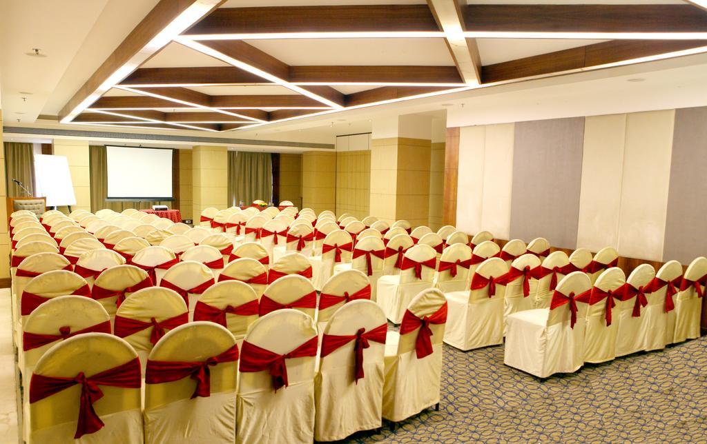 Lords Plaza Surat Hotel Exterior foto
