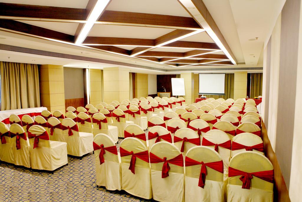 Lords Plaza Surat Hotel Exterior foto