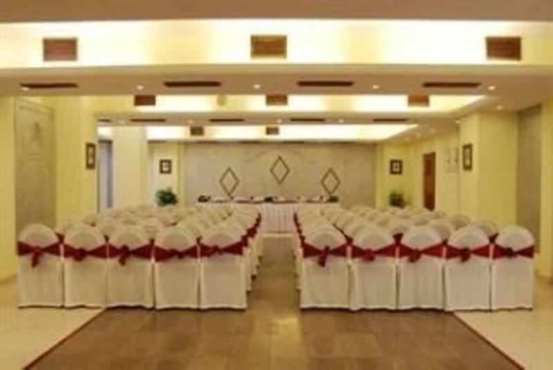 Lords Plaza Surat Hotel Exterior foto
