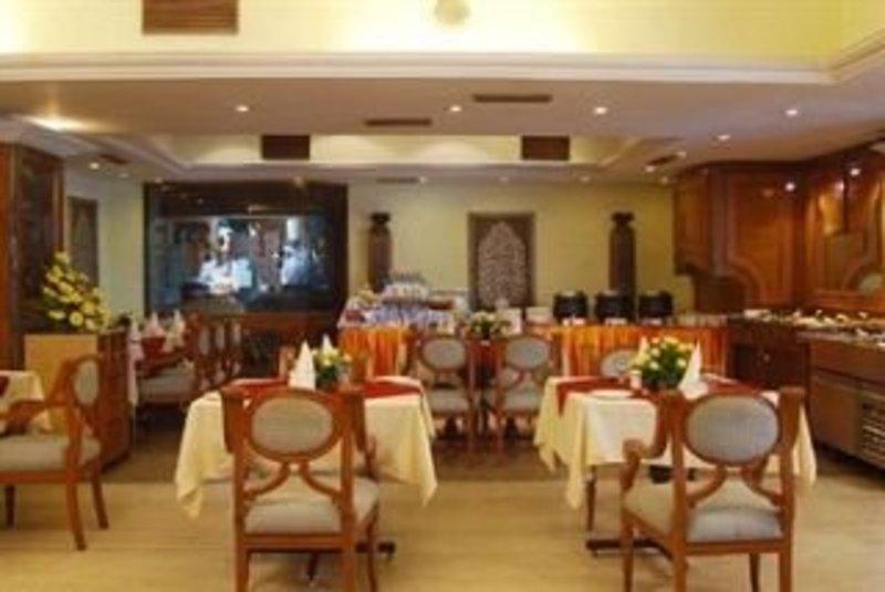 Lords Plaza Surat Hotel Exterior foto