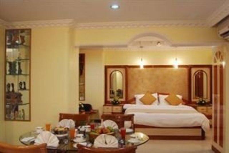 Lords Plaza Surat Hotel Exterior foto