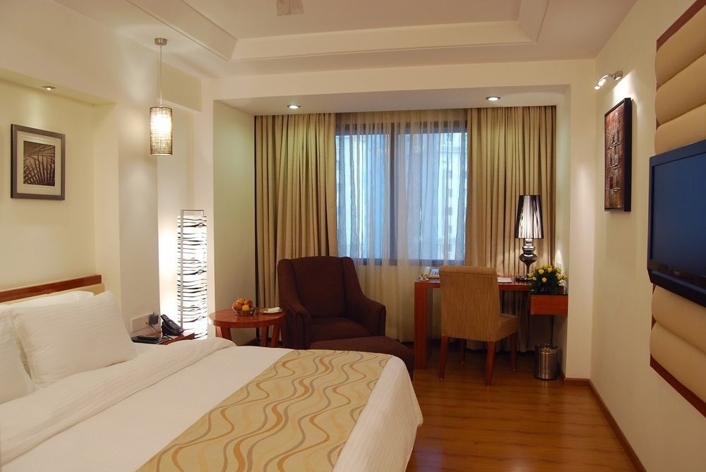 Lords Plaza Surat Hotel Quarto foto