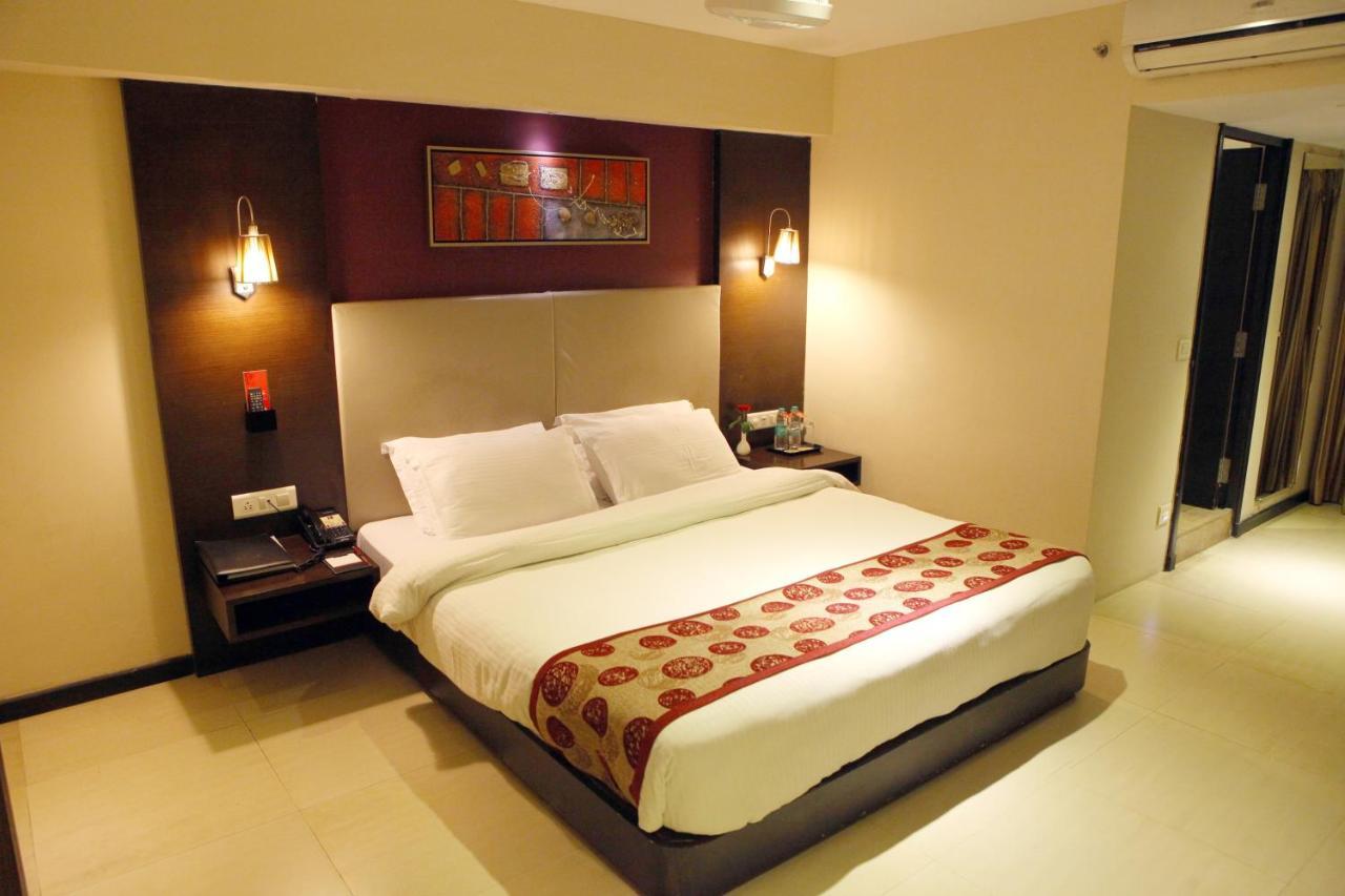Lords Plaza Surat Hotel Exterior foto