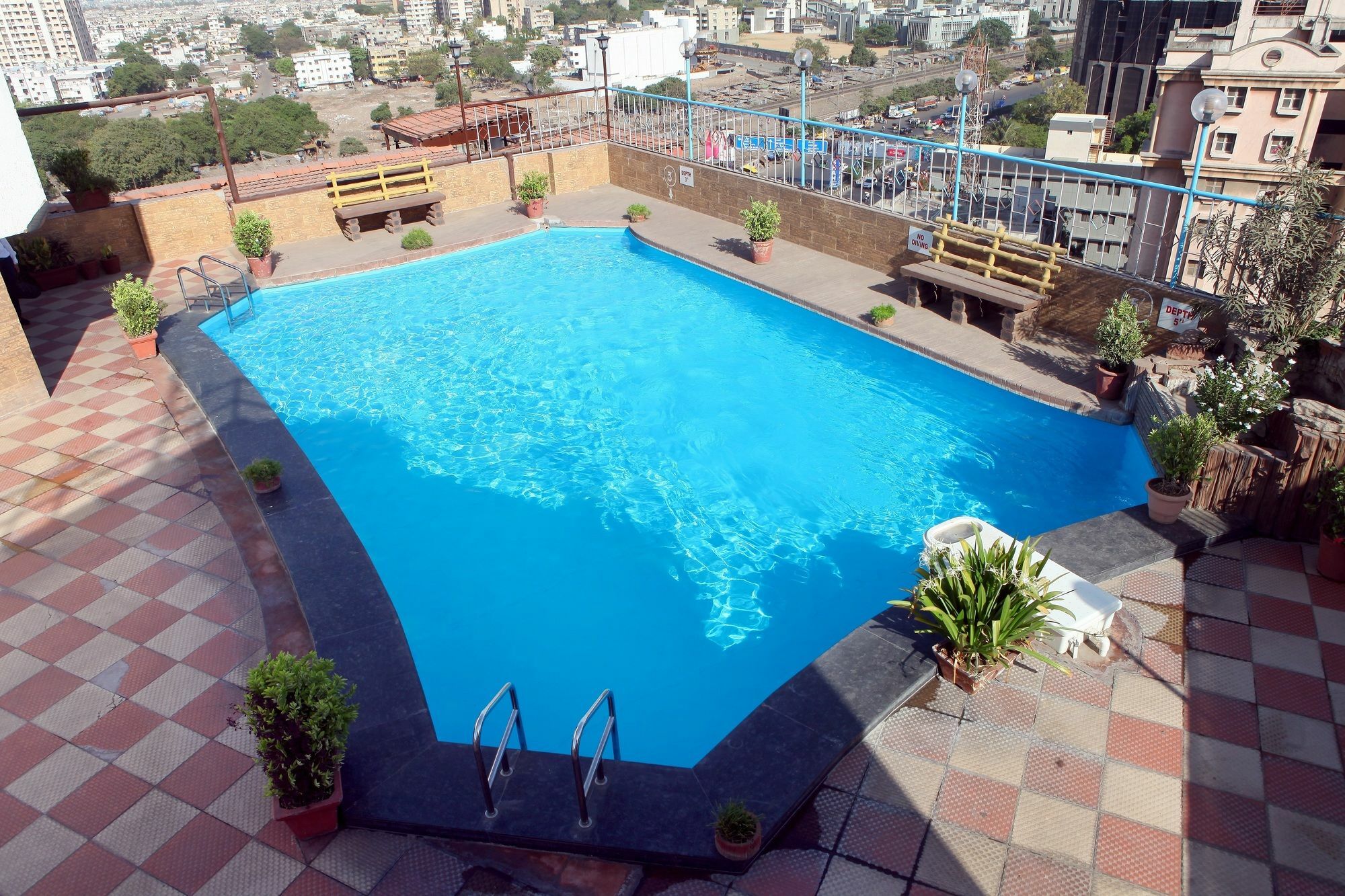 Lords Plaza Surat Hotel Exterior foto